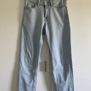 Ljusblåa jeans från hm i storlek 30/32. Mycket bra skick, bara använda några gånger. Nypris 449 kr.