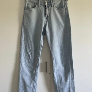 Jeans  - Ljusblåa jeans från hm i storlek 30/32. Mycket bra skick, bara använda några gånger. Nypris 449 kr.