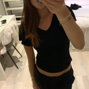 Topp - Svart tröja från only, nästan oanvänd. buda gärna🫶🏼