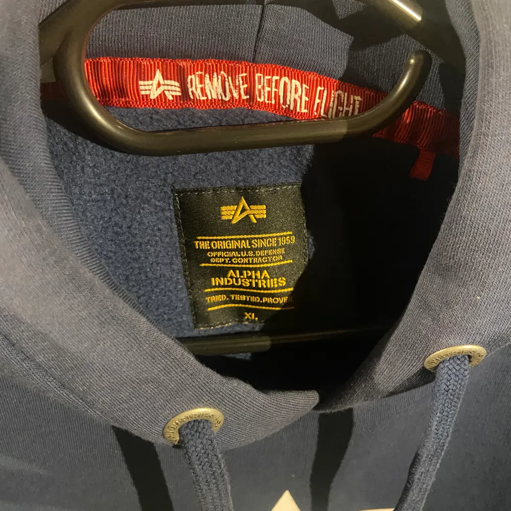 alpha industries hoodie navy blå använd inga tecken på skador och trycket har inte fått några märken . Hoodies.