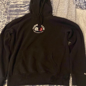 Tommy hilfiger hoodie  - Jätte fin Tommy hilfiger hoodie som jag  säljer då jag rensar garderoben, använd någon gång annars ny, storlek M