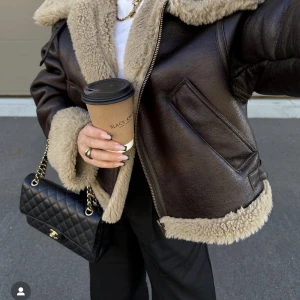 Pilotjacka ZARA - ”Kort jacka med fuskpälsfoder” från Zara. Slutsåld på hemsidan. Använd fåtal gånger. Dvs mycket fint skick! Storlek M (jag är 169cm och har normalt xs/s).  Nypris 1195kr. Säljes nu för 764kr.  Pris kan diskuteras vid snabb affär såklart ⚡️