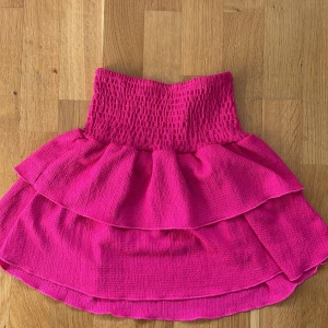 Två jättefina kjolar! - Bild 1: Gina Tricot storlek 134/140 men är väldigt stretchig. Bild 2: Zara storlek 11-12 152  1 för 80kr 2 för 150kr