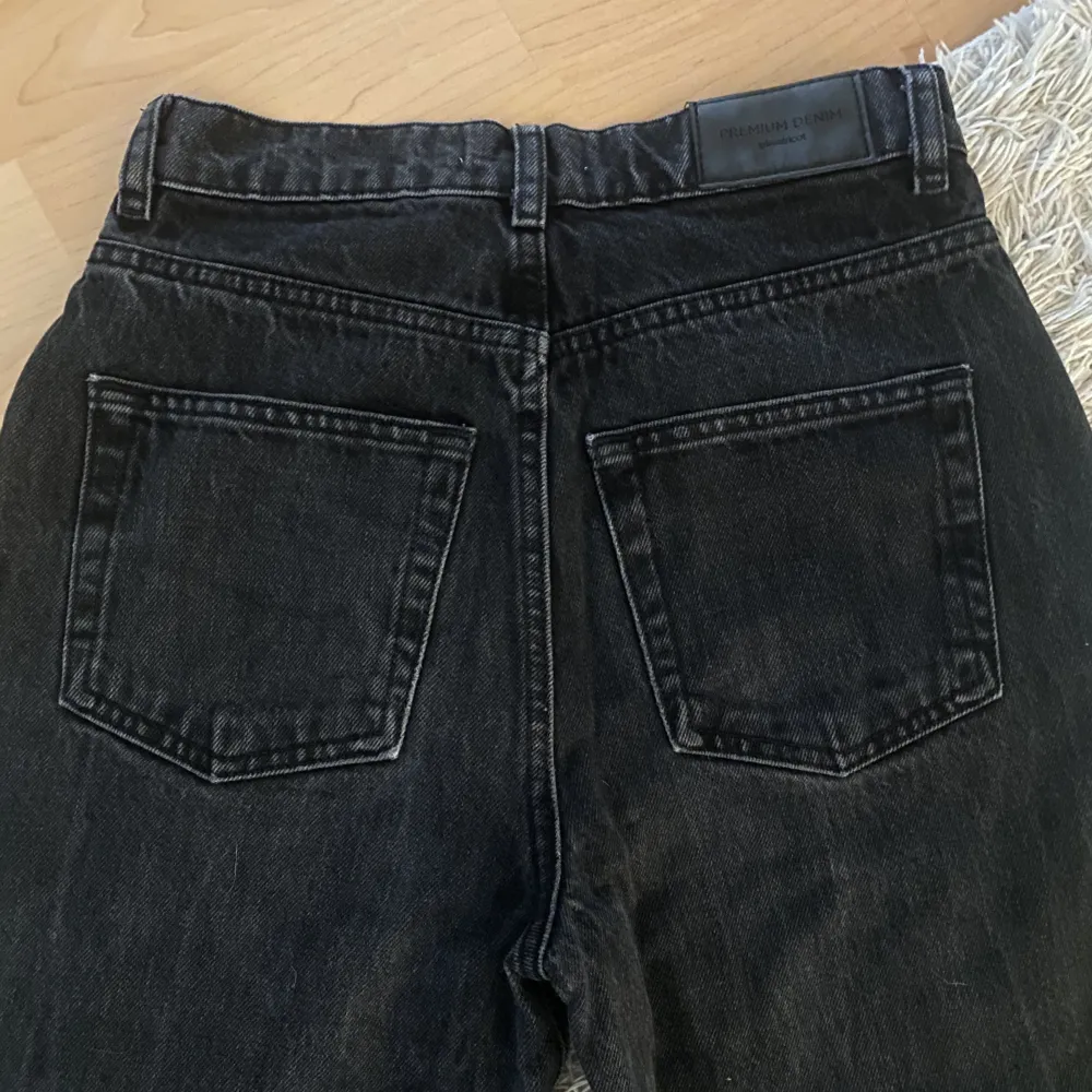 Ett par svarta raka jeans som är högmidjade, modellen från början har lite washout-stil men dehär är också lite urtvättade, annars inga fel 😊 De är i storlek 32 som man ser på sista bilden men kan tyvärr inte visa på då de är för små. Jeans & Byxor.