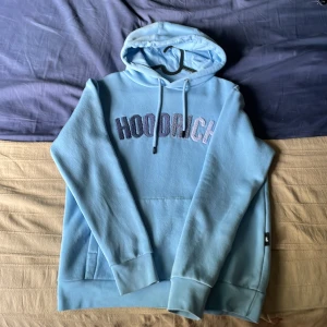 Hej - Alla tre är oanvända och nyligen köpte som ej passé mig. Alla är storlek S och sitter bra på kvinnor med 