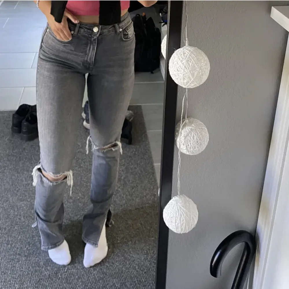 Jeans från zara,grå med hål och slits,skulle säga att dem är midwaist för dem är under naveln men inte så låga (den första bilden är lånad från @eemmyy)❤️. Jeans & Byxor.
