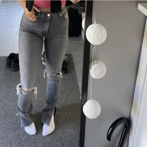 Zara jeans - Jeans från zara,grå med hål och slits,skulle säga att dem är midwaist för dem är under naveln men inte så låga (den första bilden är lånad från @eemmyy)❤️