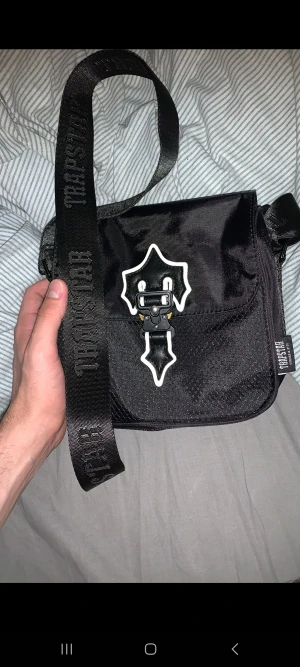 Trapstar väska - Har svart och blå trapstar väskor som jag inte har nån andvänding för