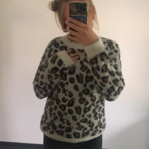 Stickad tröja - Stickad tröja med leopardmönster, jättemysig!!! Helt oanvänd🤍🤎stl 158/164 men är som en xs/s/m