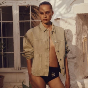 ”Jeansjacka” - Detta är en ytters oversized ”jeansjacka”, inte riktigt jeansjacka men ett tjockare material så det räknas som en jacka, som är grön ifrån Zara, köpte för 379kr och den är i storlek S💗