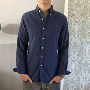 Polo Ralph lauren skjorta - Säljer nu en fin skjorta från Polo Ralph lauren. Skjortan är i toppen skick och har inga defekter! Storleken är S, jag är 185 cm lång och på mig sitter den lite tajt. För fler bilder eller frågor skriv i DM!