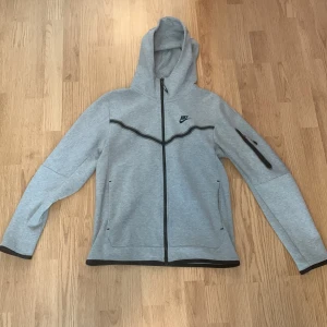 Grå Nike tech kofta - Grå Nike tech kofta, bra skick, den är för stor för mig det är därför jag säljer. Original pris 1299kr och jag säljer den för endast 500kr!