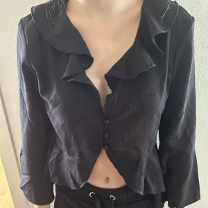 Svart blus  - Svart blus från Gina tricot i storlek M men som är liten storleken. Den är andvänd en gång så som ny!  