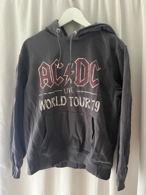 Hoodie med tryck på båda sidor  - Acdc hoodie från hm