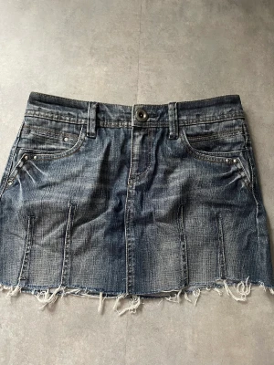 Esprit jeanskjol  - Säljer min jeanskjol från esprit. En favorit i många år som inte längre passar. Storlek xs/liten S