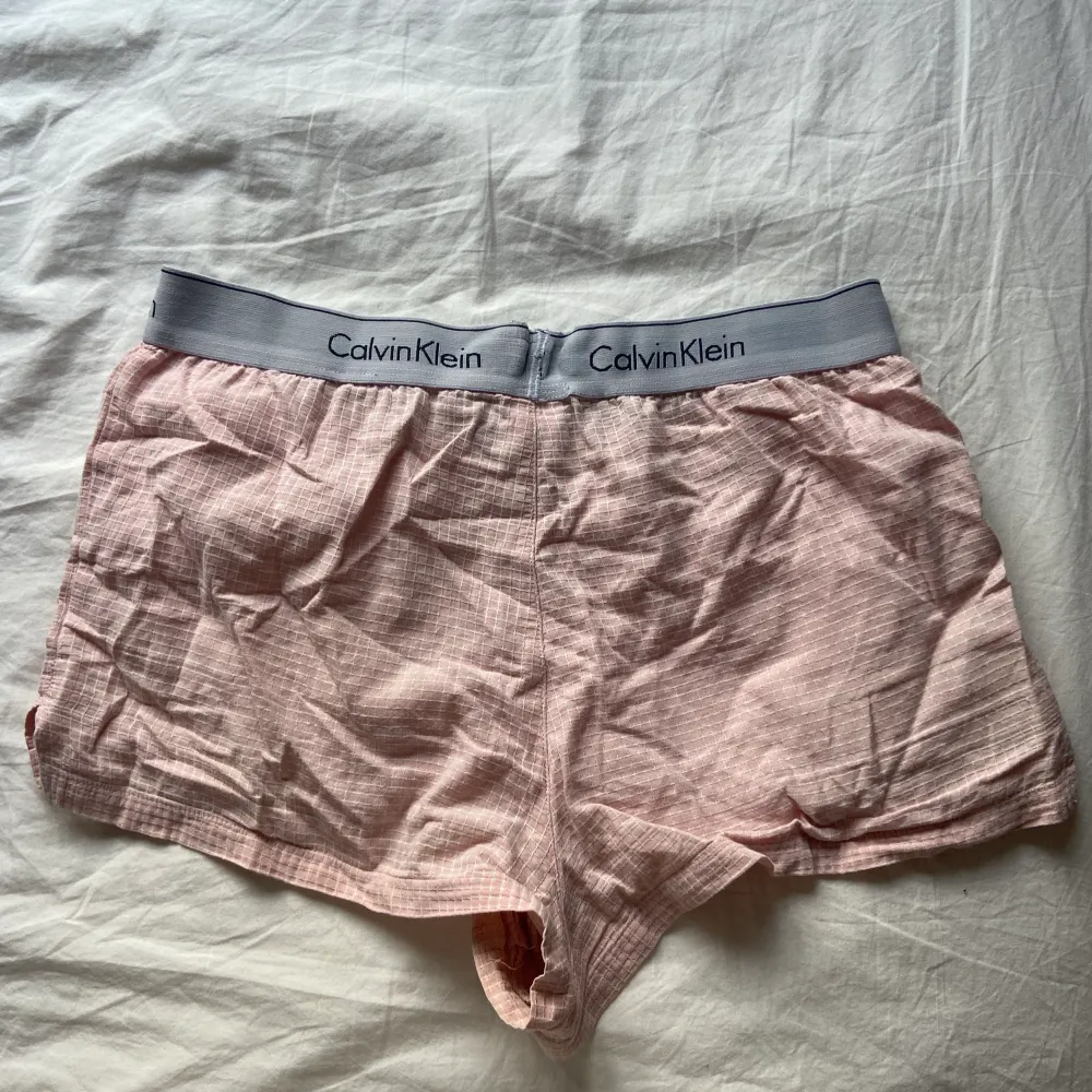 Söta Calvin Klein shorts i bra skick. Säljer för dom inte kommer till användning. Skriv för frågor💓. Shorts.