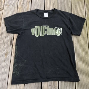 Y2K T-shirt  - Säljer denna skit feta T-shirten. Den är väl använd och det finns 2 små hål som knappt syns. Även ganska somblekt men finns fortfarande liv i den. Fet till y2k outfits. Kan skicka bilder på hål osv i DM. Kan gå ner i pris vid snabb affär 🙏🏼🤞🏻