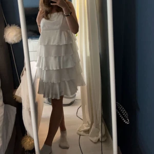 Volangklänning - Säljer nu denna fina vita volang klänningen från Kappahl då den inte kommer till användning. Står storlek 44 men skulle säga passar dom flesta beroende på hur man vill att den ska sitta.