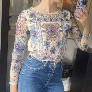 Pärl-tröja - Superfin, långärmad, tunn, pärl-tröja. Köpt secondhand men ursprungligen från Zaras premiumkollektion med Denim. 
