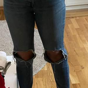 Jeans, mellanblå, ripped, från Lager 157,storlek XS. Modellen på bilden är ca 169 cm.