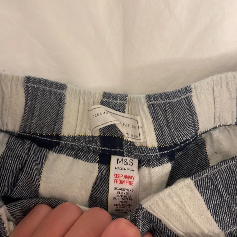 Ett par jättefina pyjamasbyxor från zalando som inte kommer till användning längre. Nypris 200kr. Jeans & Byxor.