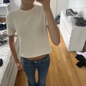 Stickad topp från zara - Jätte fin stickad topp från zara, har lite smink fläckar på insidan annars i bra skick💕