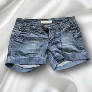 snygga lågmidjade shorts - ej kommit till användning, storlek 36, skriv om ni har frågor 💗