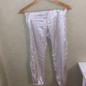 Pyjamas byxor - Jag säljer detta vita byxor med små rosa hjärtan på! Bra skick har bara använt några gånger! Stolek 152 funkar som Xxs 