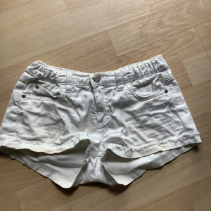 Shorts  - Jättefina shorts i storleken 146 och är sjusterbar (bild 3) shortsen är från Kappahl och dom passar även 150/158. De är jeans shorts.  Säljer även andra shorts gå gärna in och kolla 💗.