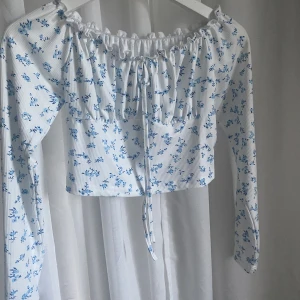 Söt topp - Hej!! Jag säljer en superfin topp från SHEIN, storlek M💕 Toppen är endast prövad!