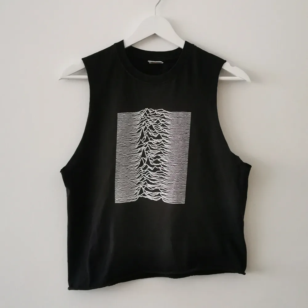 Joy division muscle tank top size S, see ref pic for fit, I measure 160 cm . T-shirts.
