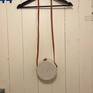 Bohemisk väska  - Supergullig vit väska. Pris kan diskuteras vid snabb affär