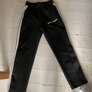 Palm angels byxor - Säljer dessa Palm Angel byxorna för har redan ett par sedan innan. Använt ett fåtal gånger.