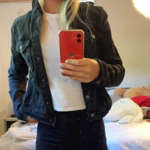 Svart jenasjacka - En svart jenasjacka från pull and bear, i storlek S, aldrig använd. 120+ frakt