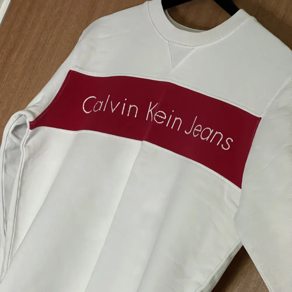 Säljer en calvin Klein tröja i storlek S tröjan är som ny. skön material. Jag köpte tröjan för 1200 säljer den för en billig peng 300kr . Hoodies.