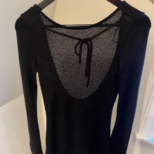 Klänning - Säljer Denhär fina strandklänningen från hm, köpte för en månad sen och endast använd 1 gång. Skriv privat för bild på, nypris 299 säljer för 100 +66kr frakt eller mötas upp i Uppsala❤️