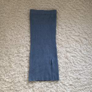 Mörkblå stickad kjol från Na-kd med slits. Den passar perfekt till sena sommarkvällar men även passande på vintern. Kjolen kommer ifrån ett set där det finns en matchande topp till som jag även säljer här på plick💗Frakt ingår i priset