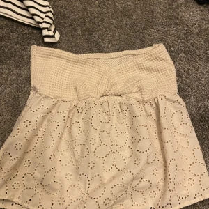 Fin topp från shein - Säljer en topp från shein i stlr S, säljer för 50 kr plus frakt. Fin och inga defekter 