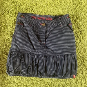 Söt kjol  - Säljer en söt randig kjol med volanger nertill. Volangerna är i dubbel tyg som gör att det får lite mer volym. Står strl 164 men passar helt klart någon längre, tycker därför att den är mer som en S.  Skriv innan du trycker köp nu<3