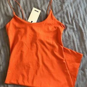 Orange klänning - Skrik-orange och helt oanvänd klänning. Åtsittande och glansigt material. Storlek S. 100kr🧡