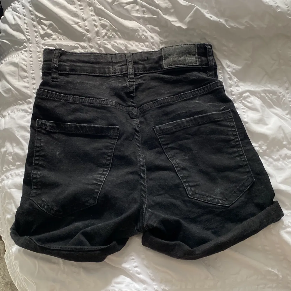 Svarta shorts från ginatricot (molly) Storlek xs/s  Nästan aldrig använda. . Shorts.