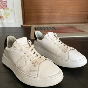 Philip model skor - Skick: 9/10 Storlek 40 Nypris: 3400kr Mitt pris: 1399 kr Orginal Box finns även orginal påse till skorna