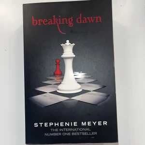 Breaking Dawn  - Fjärde delen i twilight-serien! Aldrig läst och i relativt nytt skick. 