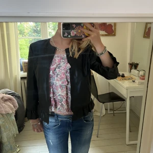 Skinnjacka  - Skinnjacka från Zara med volanger längst ned🖤🖤