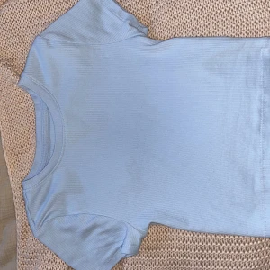 Croppad t-shirt🤍 - Croppad ribbad t-shirt🤍ljusblå/grå färg 