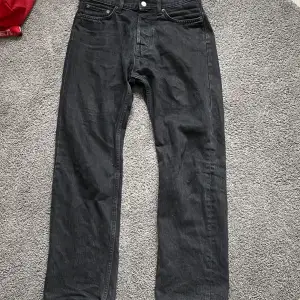 Jag säljer mina weekday jeans i ny skick färgen är tuned black. Jeansen heter space relax straight jeans. 