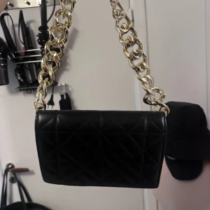 Svart väska  - Helt oanvänd 