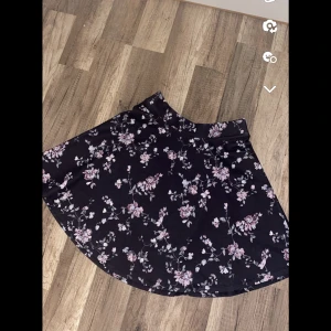 Kjol - Jättefin och somrig kjol, i bra skick. Storlek Xs/S 