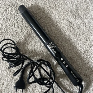 Locktång - Locktång från Remington, sällan använd då jag föredrar att locka med plattång🩷 nypris 400kr. Medföljer ett fodral