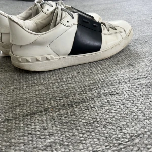 Valentinos - Tjena! Säljer dessa feta Valentino skor som är stl 42 men passar 43. Dom är i ganska använt skick men dom har fof mycket kvar att ge kom med prisförslag, nypris ungefär 6900. MVH Simon